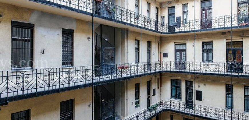 Na ulicy Alkotmány w V. dzielnicy Budapesztu